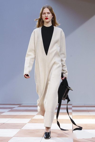 Celine 2015秋冬 穿白球鞋的現(xiàn)代女詩(shī)人